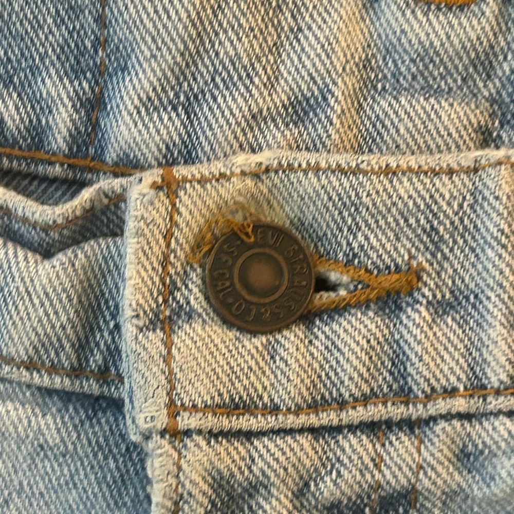 Authentic vintage Levi shorts - Picture 8 of 10